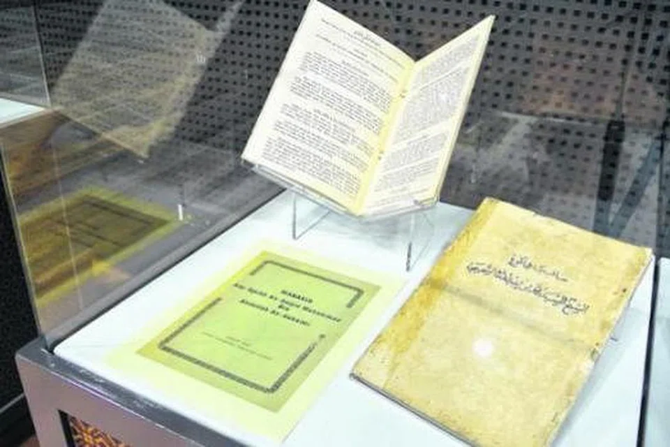 SUSURI KENANGAN LAMA: Cicit Sultanul Auliya Al-Arifbillah Syeikh Muhammad As-Suhaimi, Ustaz Abdul Hafiz Muhammad Taha As-Suhaimi, melihat khazanah warisan Masjid Maarof yang dipinjamkan Encik Helmie Sufie Jailani sempena ceramah di TWM baru-baru ini. Antara khazanah itu ialah majalah Cahaya dan manaqib atau buku riwayat cendekiawan Islam (gambar). - Foto-foto JOHARI RAHMAT
