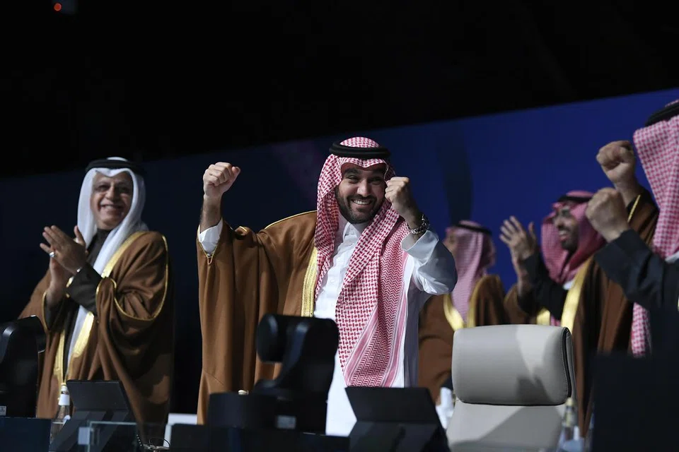 Menteri Sukan dan Belia Arab Saudi, Abdulaziz bin Turki al-Faisal al-Saud (tengah), memberikan reaksi sejurus selepas negara itu disahkan sebagai tuan rumah Piala Dunia 2034, di Riyadh, Arab Saudi, pada 11 Disember. 