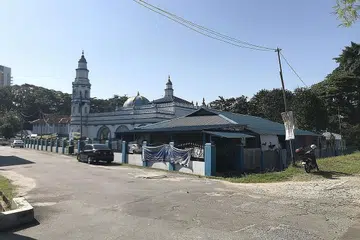 REKA BENTUK INGGERIS: Di pinggir Sungai Kinta terdiri sebuah masjid berwarna biru putih, yang menerapkan reka bentuk Inggeris, dengan unsur Moghul dan neo-klasik. Masjid Kinta Panglima ini berusia 120 tahun. - Foto ihsan MUHAMMAD IDAFFI OTHMAN 