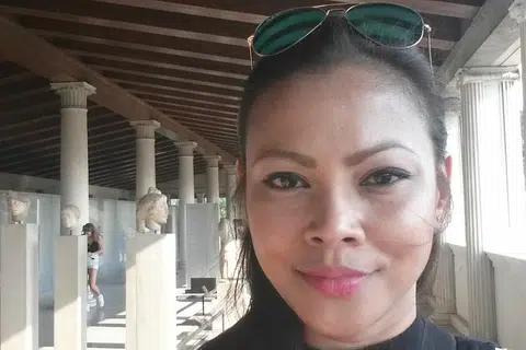 BERSARA DARIPADA KERJAYA DI AWAN BIRU: Erna Abdullah meninggalkan kerjaya sebagai seorang pramugari kerana ingin lebih rapat dengan dan meluangkan lebih masa bersama keluarga. 