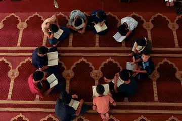 MENGAJI: Sekumpulan kanak-kanak sedang berlatih hafazan Al Quran di sebuah masjid (Gambar hiasan)