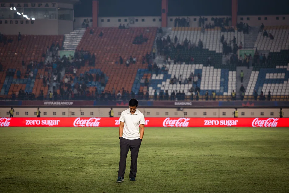 Jurulatih Singapura, Gavin Lee, tidak dapat menyembunyikan kekecewaannya selepas melihat pasukannya tewas 0-6 kepada Malaysia dalam aksi Piala Asean Fifa di Bandung pada 1 Oktober. Kekalahan itu juga bermakna Singa tersingkir di peringkat kumpulan kejohanan tersebut.