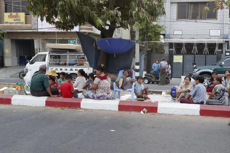 Penduduk berlindung di tempat perlindungan sementara di atas pelantar jalan di Mandalay, menyusuli gempa bumi sekuat 7.7 menurut skala Richter yang melanda Myanmar pada 28 Mac. Menurut pemerintah Myanmar, lebih 3,000 orang terkorban manakala ribuan cedera akibat bencana tersebut.