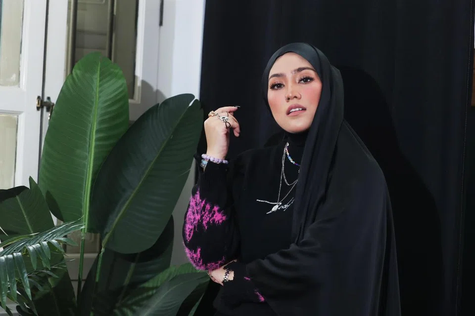 TIDAK KISAH: Situasi kecoh rumah tangga ibu bapa Shila Amzah, tidak pernah mengganggunya. 
