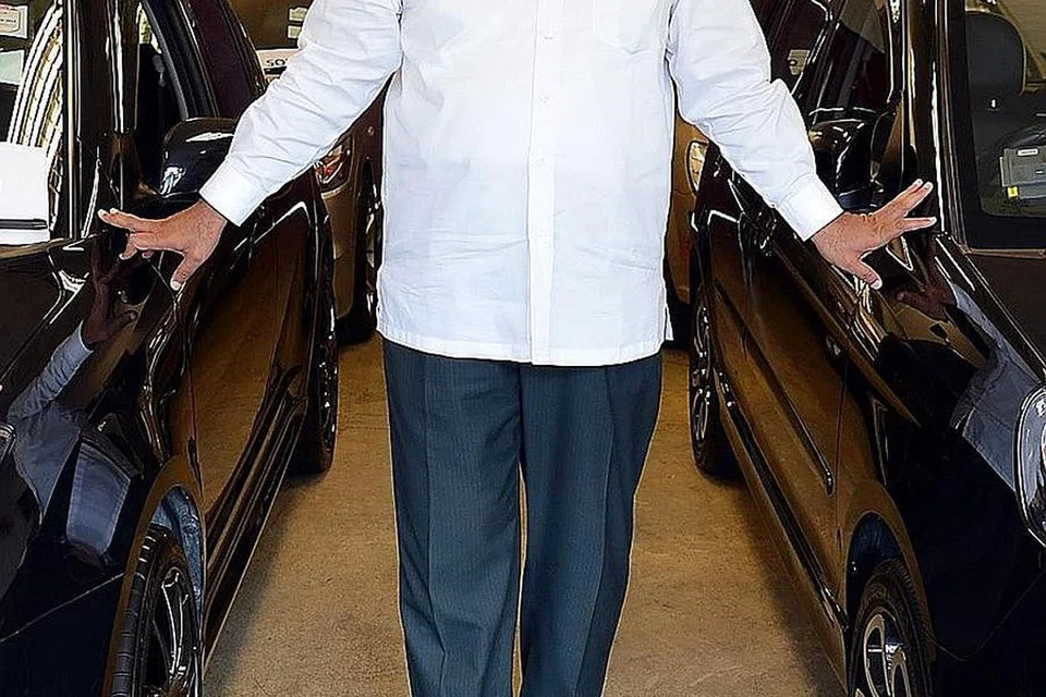 "Bagi mereka yang nak beli kereta terpakai saja, kalau ada bajet, mereka boleh beli kereta terpakai yang ada Parf, yang berusia bawah 10 tahun. Kalau keadaan kewangan belum kuat, mereka boleh mempertimbang kereta yang sudah diperbaharui COE kerana mereka tak perlu keluarkan wang tunai yang banyak nanti." - Encik Mohamed Taifoor Mohamed, pemilik syarikat kereta Mohamed Taifoor Motoring (MTM). 