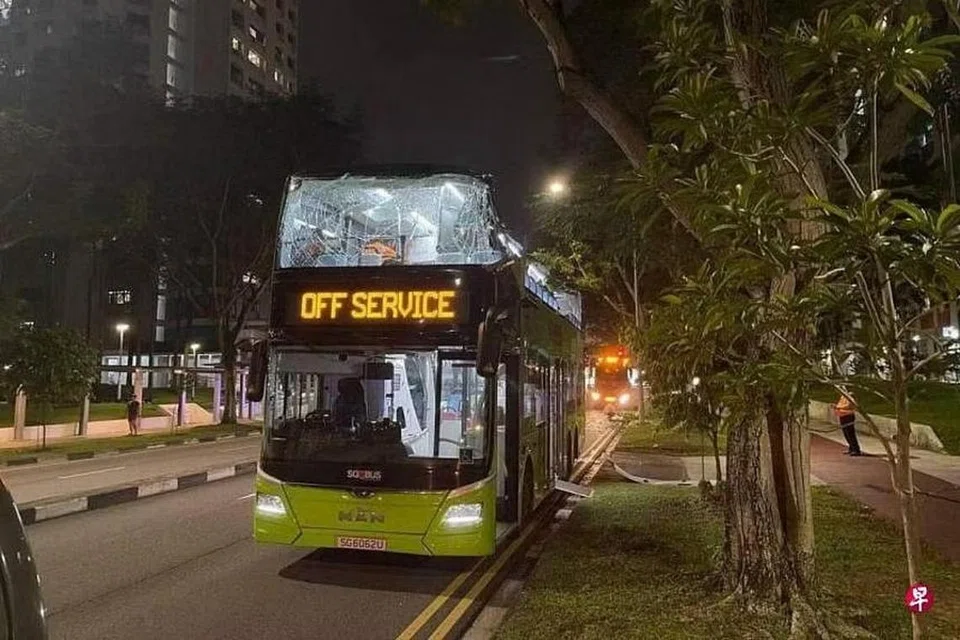 BUMBUNG ROSAK: Bahagian bumbung bas 88 musnah setelah ia dilaporkan melanggar dahan pokok dalam kejadian di Bishan Street 22 menghala Bishan Street 24 pada 22 November.