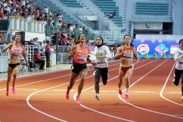 PELARI TERPANTAS: Shanti Pereira (dua dari kiri) berjaya merangkul emas dalam acara 100 meter wanita di Kejohanan Atletik Asia pada Jumaat.