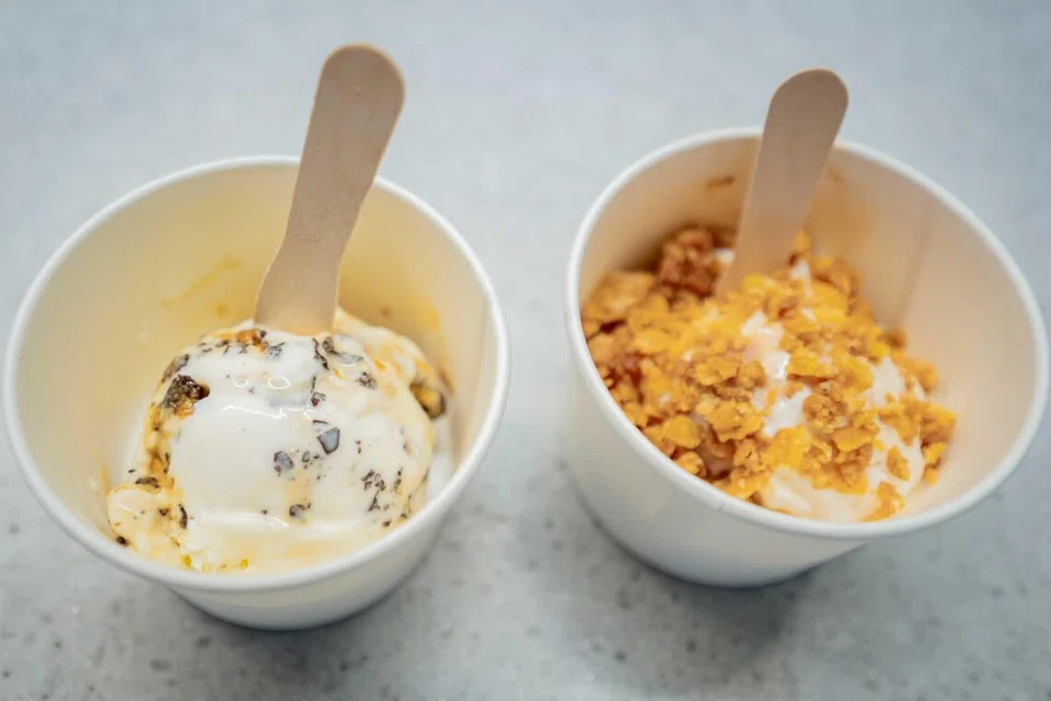 (Dari kiri) ‘French Cream Honeycomb Dark Chocolate’ dan ‘French Cream Spiced Milk Caramel Cornflakes Crunch’. Setiap cedok ‘gelato’ dijual pada harga $6.50. 