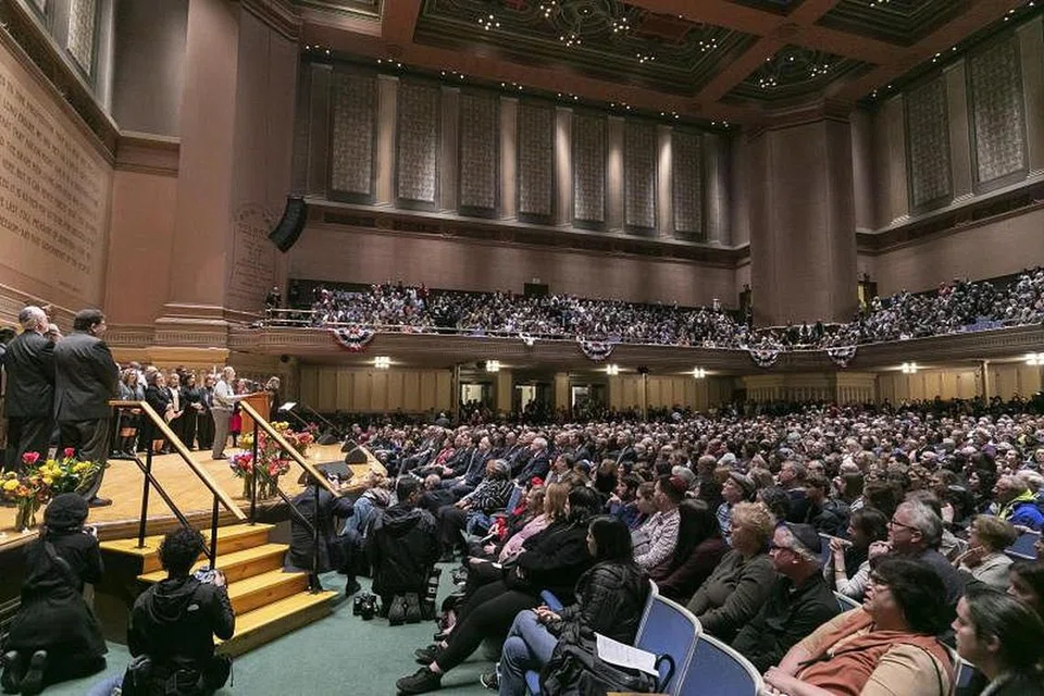 Masyarakat komuniti berkumpul di Balai Peringatan Tentera dan Pelayar untuk memberi penghormatan pada mangsa serangan tembakan di Pittsburgh, Pennsylvania, Amerika Syarikat. - Foto AFP 