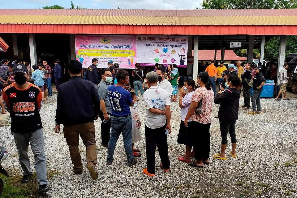 TRAGEDI OKTOBER: Orang ramai berkumpul di luar tempat kejadian tembakan beramai-ramai di pusat jagaan di bandar Uthai Sawan, wilayah Nong Bua Lamphu, Thailand semalam. - Foto-foto REUTERS, AFP