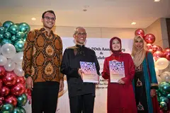 Persatuan Karyawan Penjagaan Kesihatan Islam (MHPA) melancarkan penerbitan buku pertama ‘Hikmah Senja’ dalam majlis makan malam Hari Raya pada 27 April. Pelancaran itu dirasmikan Menteri Pembangunan Sosial dan Keluarga, Encik Masagos Zulkifli Masagos Mohamad (dua dari kiri), sambil disaksikan (dari kiri) Dr Muhammad Faisal Johandi; Setiausaha Parlimen Kanan (Kesihatan merangkap Undang-Undang), Cik Rahayu Mahzam dan Dr Shariffa Syahidah Chishty.