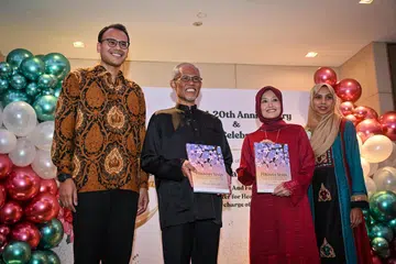 Persatuan Karyawan Penjagaan Kesihatan Islam (MHPA) melancarkan penerbitan buku pertama ‘Hikmah Senja’ dalam majlis makan malam Hari Raya pada 27 April. Pelancaran itu dirasmikan Menteri Pembangunan Sosial dan Keluarga, Encik Masagos Zulkifli Masagos Mohamad (dua dari kiri), sambil disaksikan (dari kiri) Dr Muhammad Faisal Johandi; Setiausaha Parlimen Kanan (Kesihatan merangkap Undang-Undang), Cik Rahayu Mahzam dan Dr Shariffa Syahidah Chishty.