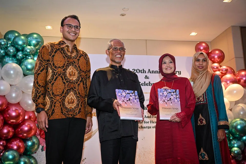Persatuan Karyawan Penjagaan Kesihatan Islam (MHPA) melancarkan penerbitan buku pertama ‘Hikmah Senja’ dalam majlis makan malam Hari Raya pada 27 April. Pelancaran itu dirasmikan Menteri Pembangunan Sosial dan Keluarga, Encik Masagos Zulkifli Masagos Mohamad (dua dari kiri), sambil disaksikan (dari kiri) Dr Muhammad Faisal Johandi; Setiausaha Parlimen Kanan (Kesihatan merangkap Undang-Undang), Cik Rahayu Mahzam dan Dr Shariffa Syahidah Chishty.