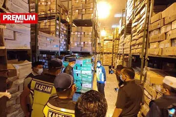 DAGING TIDAK HALAL DICAP DENGAN LOGO HALAL: Sebanyak 1,500 tan daging sejuk beku bernilai RM30 juta disita pihak berkuasa di Johor baru-baru ini. - Foto SINAR HARIAN