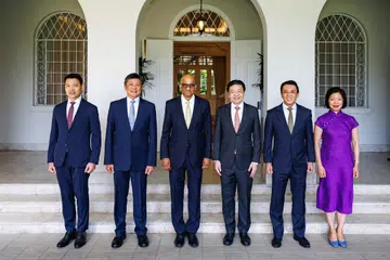 Presiden Tharman Shanmugaratnam (tiga dari kiri) merasmikan upacara pelantikan dan angkat sumpah Encik David Neo (kiri), Encik Ng Chee Meng (dua dari kiri), Encik Jeffrey Siow (dua dari kanan) dan Cik Sim Ann (paling kanan) sebagai menteri. Majlis tersebut turut dihadiri oleh Perdana Menteri, Encik Lawrence Wong (tiga dari kanan) pada 27 Julai.