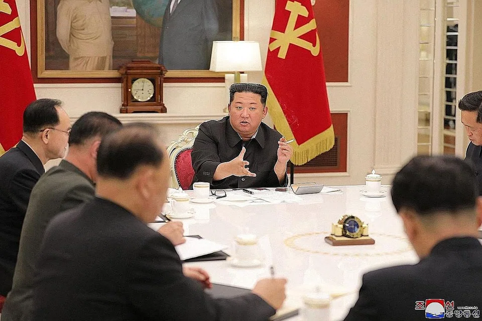 PENGERUSIKAN MESYUARAT: Encik Kim Jong Un dilihat mempengerusikan satu mesyuarat politburo Parti Pekerja yang memerintah kelmarin. - Foto AFP