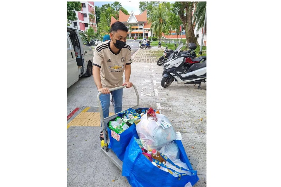 SUMBANG TENAGA: Encik Mohamad Hilman giat terlibat dalam kerja-kerja sukarela. Gambar menunjukkan beliau terlibat dalam program sukarelawan 4PM Ramadan On Wheels (ROW) pada 2022. 