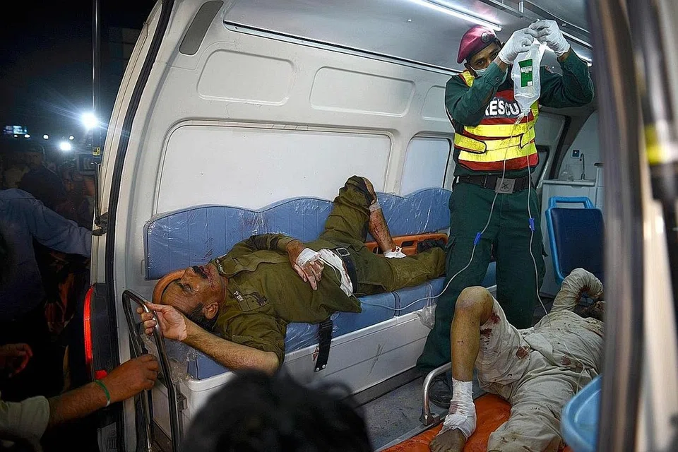 BERI RAWATAN: Seorang pegawai perubatan Pakistan sedang memberi rawatan kepada mangsa yang cedera dalam serangan bom di bandar Lahore. - Foto AFP