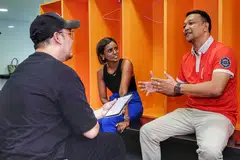 KONGSI KISAH FANDI: (Dari kiri) Penulis Fakhruradzi Ismail berkesempatan untuk bertemu penulis biografi Fandi: Honour & Sacrifice, Cik Durga Poonambalam, dan Fandi Ahmad sendiri baru-baru ini yang berkongsikan tentang buku itu.