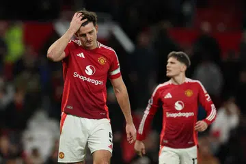 Harry Maguire (kiri) kelihatan sedih selepas kalah 0-2 dalam perlawanan menentang Newcastle United pada 30 Disember 2024.