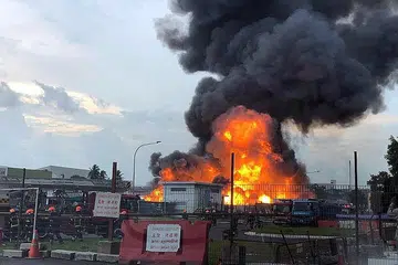 KEBAKARAN DAN LETUPAN: Menurut SCDF, kebakaran berlaku di 43 Jalan Buroh, kira-kira 5 petang semalam. - Foto JASLINE TEO-HOLMBERG