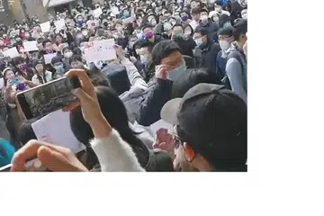 BANTAH: Satu video di Weibo dilaporkan menunjukkan pelajar melakukan bantahan terhadap sekatan Covid-19 di di sebuah universiti elit di Beijing. - TANGKAP LAYAR WEIBO