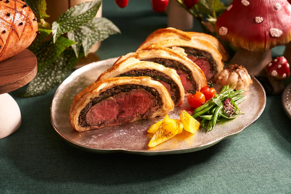 Restoran Peppermint di PARKROYAL COLLECTION Marina Bay menampilkan Classic Beef Wellington pada malam Krismas. 
