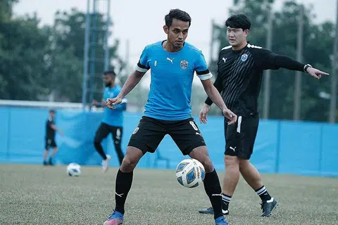 UJI KEUPAYAAN: Shahdan, di sesi latihan Sailors, tidak sabar mahu bersaing dengan pemain terbaik Asia lain. - Foto LION CITY SAILORS