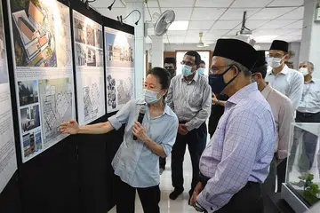 NAIK TARAF: Encik Masagos hadir bagi acara pelancaran projek naik taraf Masjid Malabar semalam, dan masjid tersebut akan tutup sementara selama tiga bulan. - Foto MUIS