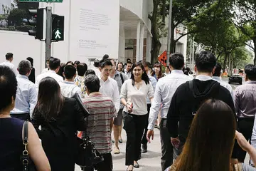 BERPUAS HATI: Lima bidang yang paling rakyat Singapura berpuas hati termasuklah tahap jaminan keselamatan di Singapura; ketersediaan perkhidmatan awam; kualiti penguatkuasaan undang-undang; dan pendidikan; serta kemudahan pengangkutan awam. - Foto fail