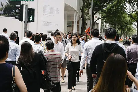 BERPUAS HATI: Lima bidang yang paling rakyat Singapura berpuas hati termasuklah tahap jaminan keselamatan di Singapura; ketersediaan perkhidmatan awam; kualiti penguatkuasaan undang-undang; dan pendidikan; serta kemudahan pengangkutan awam. - Foto fail