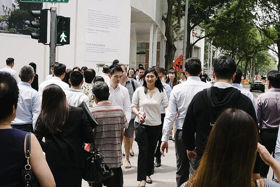 BERPUAS HATI: Lima bidang yang paling rakyat Singapura berpuas hati termasuklah tahap jaminan keselamatan di Singapura; ketersediaan perkhidmatan awam; kualiti penguatkuasaan undang-undang; dan pendidikan; serta kemudahan pengangkutan awam. - Foto fail