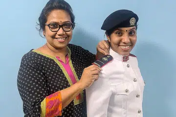 SAAT MEMBANGGAKAN: ME1 Isswariya Nethagi (kanan), yang sebelum ini bertugas sebagai jururawat, berjaya menamatkan latihannya untuk menjadi pakar perubatan tentera SAF. Ibunya Cik Indra Suppiah turut gembira dengan kejayaan anaknya itu.