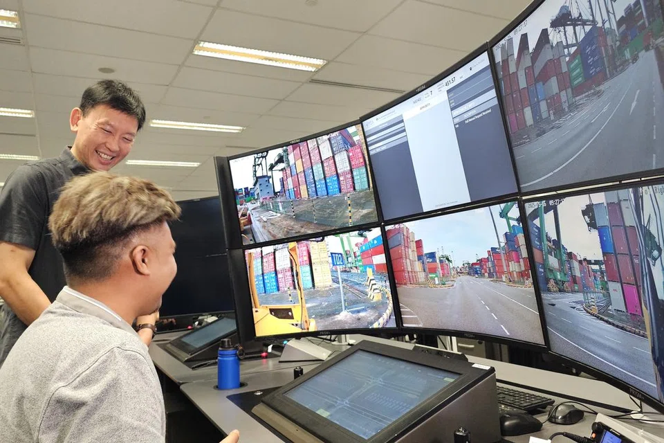 Menteri Pengangkutan, Encik Chee Hong Tat (kiri), diberi taklimat tentang operasi Terminal Pasir Panjang PSA pada 16 Mei.