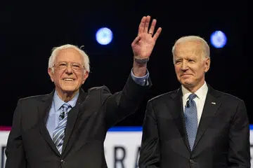 TAMATKAN KEMPEN: Calon Parti Demokratik, Encik Bernie Sanders (kiri), mengakhiri kempennya sekaligus membolehkan pesaingnya, Encik Joe Biden, meneruskan langkah menentang Presiden Donald Trump untuk jawatan Rumah Putih. 
