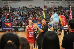 Charmaine Soh (kiri), bersama suaminya, Ow Yong Chaan Loung, dan anak mereka, Cruz, menonton video penghormatan oleh rakan sepasukannya selepas beliau mengumumkan persaraannya daripada arena antarabangsa pada 28 Oktober. 