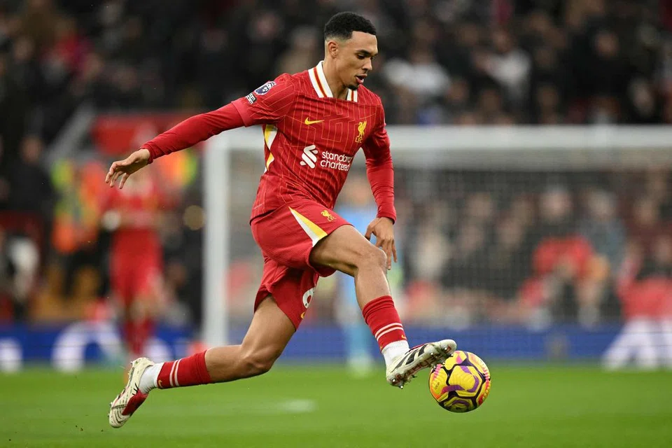 Trent Alexander-Arnold membina reputasi sebagai bek kanan kreatif yang luar biasa, dengan sumbangan menyerangnya berkembang di bawah kendalian Jurgen Klopp. Bermula sebagai bek kanan tradisional yang bergandingan dengan Andrew Robertson, peranannya kemudian berubah apabila Klopp meletakkannya lebih ke tengah padang. 
