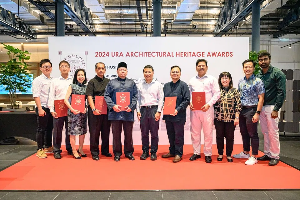 Masjid Malabar diberi pengiktirafan Sebutan Khas dalam Anugerah Warisan Seni Bina Penguasa Pembangunan Semula Bandar (URA). Anugerah itu disampaikan oleh Menteri Pembangunan Negara (MND), Encik Desmond Lee (enam dari kiri) kepada pengerusi eksekutif kanan Masjid Malabar, Encik Muhammad Khairul Jameel Yahya (lima dari kiri). 