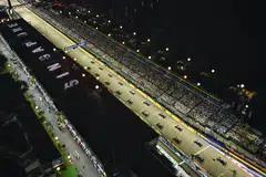 PAPARAN MENARIK: Kereta tersusun mengikut kedudukan grid sejurus sebelum final Grand Prix Singapura bermula pada 2 Oktober. Perlumbaan itu terpaksa ditangguh sekitar sejam kerana hujan. - Foto BH oleh CHONG JUN LIANG