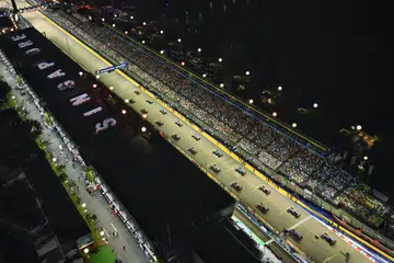 PAPARAN MENARIK: Kereta tersusun mengikut kedudukan grid sejurus sebelum final Grand Prix Singapura bermula pada 2 Oktober. Perlumbaan itu terpaksa ditangguh sekitar sejam kerana hujan. - Foto BH oleh CHONG JUN LIANG