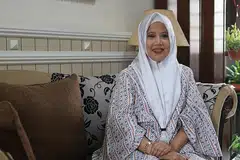 SUDAH MENGANYAM SEJAK KECIL LAGI: Cik Anita (gambar atas) telah mempelajari bagaimana untuk menganyam ketupat sejak sembilan tahun dan kini mempunyai pengalaman hampir 50 tahun akan menjadi salah satu daripada pengamal kraf tradisional yang akan mengambil bahagian dalam Panggilan Terbuka Craft X Design 2021. - Foto ihsan ANITA TOMPANG