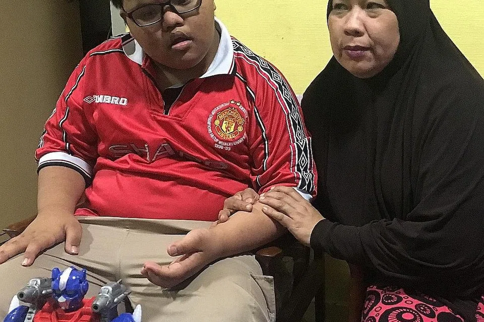 BERSAMA DENGAN ANAK : Di samping menjaga anaknya yang merupakan anak istimewa dengan Sindrom Down, Cik Rafidah juga perlu menjaga kesihatan dirinya. Selain menghidap penyakit tiroid, beliau juga disahkan menghidap penyakit seperti darah tinggi, jantung, kolesterol tinggi dan sendi. - Foto BH oleh ISMAWATI ISMAIL