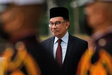 PRESTASI: Perdana Menteri ke-10, Datuk Seri Anwar semasa ini menjadi tokoh pilihan rakyat dengan kadar penerimaan 68 peratus berdasarkan kaji selidik yang dijalankan firma tinjauan pendapat awam, Merdeka Center. - Foto AFP