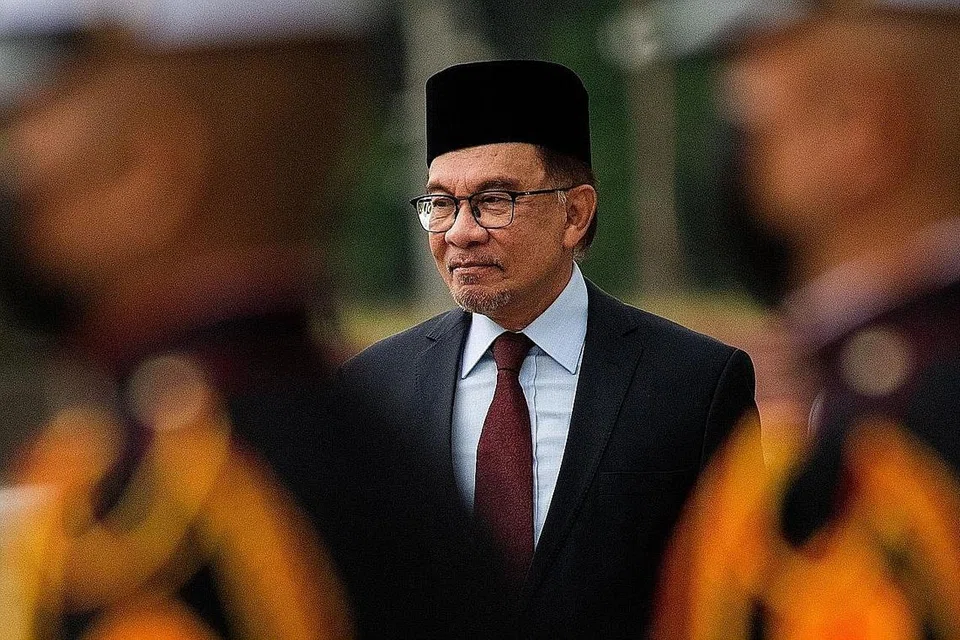 PRESTASI: Perdana Menteri ke-10, Datuk Seri Anwar semasa ini menjadi tokoh pilihan rakyat dengan kadar penerimaan 68 peratus berdasarkan kaji selidik yang dijalankan firma tinjauan pendapat awam, Merdeka Center. - Foto AFP