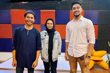 GANDINGAN DUA PUTERA BALADA: Aliff Aziz (kanan) akan berpadu suara dengan Hafiz Suip (kiri) yang dikenali memang hebat ketika menyanyikan lagu balada. Bersama mereka adalah guru vokal, Cikgu Shafi (tengah). - Foto INSTAGRAM HAFIZ SUIP