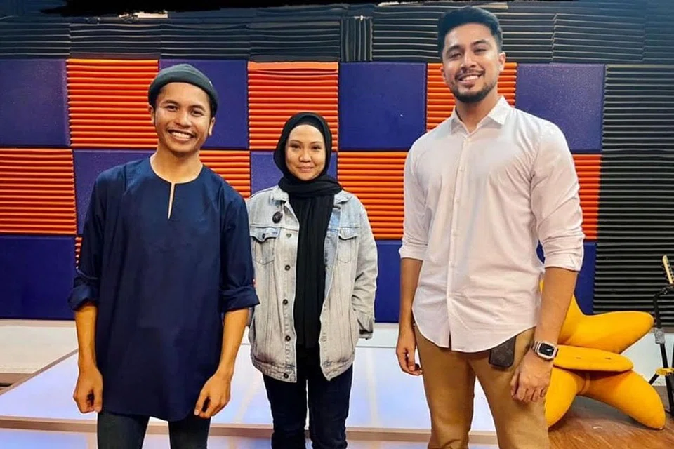 GANDINGAN DUA PUTERA BALADA: Aliff Aziz (kanan) akan berpadu suara dengan Hafiz Suip (kiri) yang dikenali memang hebat ketika menyanyikan lagu balada. Bersama mereka adalah guru vokal, Cikgu Shafi (tengah). - Foto INSTAGRAM HAFIZ SUIP