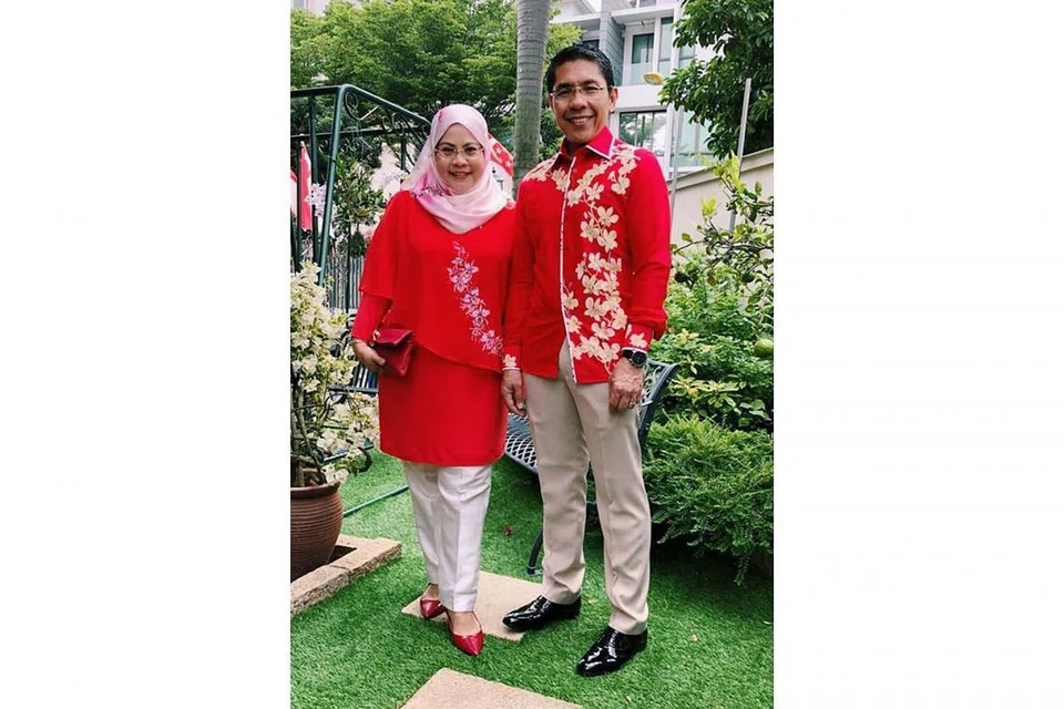 MERAH BERBUNGA: Dr Mohamad Maliki bergambar bersama isteri, Cik Sadiah Shahal, kededuanya memakai baju merah melambangkan warna negara. - Foto ihsan MOHAMAD MALIKI OSMAN
