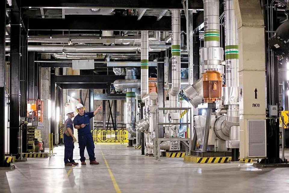 AKAN DIPERLUASKAN: Lebih 2 kilometer paip bertebat bawah tanah akan ditambahkan kepada rangkaian penyejukan bawah tanah di daerah Marina Bay. - Foto SP GROUP