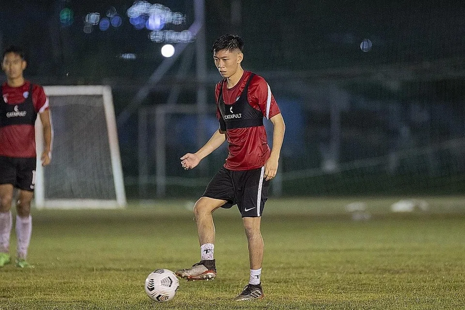 PERLU PERTINGKAT PERMAINAN: Pemain Singapura Hafiz Nor cuba melepasi pemain Vietnam dalam perlawanan persahabatan di Stadium Thong Nhat di Ho Chi Minh malam kelmarin. Jurulatih Nishigaya kecewa Singa kalah tetapi berpuas hati akan persembahan wajah-wajah baru pasukannya, terutama Joshua Pereira (atas). - Foto-foto PERSATUAN BOLA SEPAK SINGAPURA