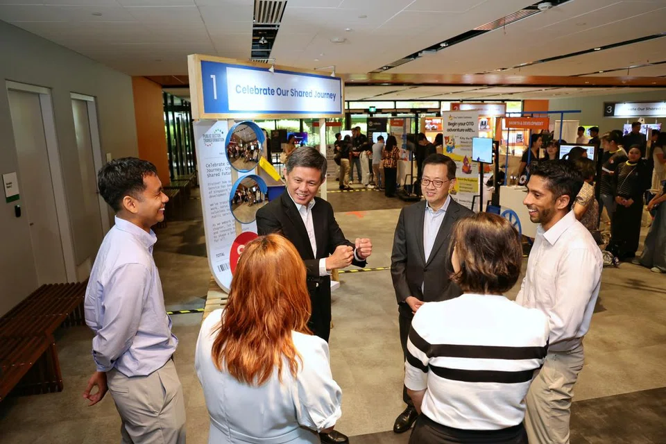 Menteri Penyelaras bagi Perkhidmatan Awam, Encik Chan Chun Sing (dua dari kiri, menghadap kamera) bermesra dengan para pemenang acara Anugerah Transformasi Sektor Awam yang diadakan di One Punggol pada 8 Julai.
